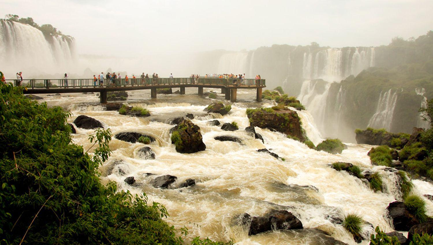 Reabren al puacuteblico el paso a las cataratas del Iguazuacute