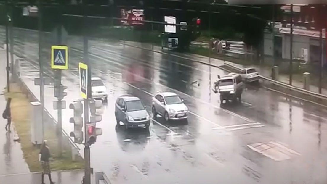 VIDEO- policiacutea salva a un nintildeo de morir aplastado tras un accidente de traacutensito