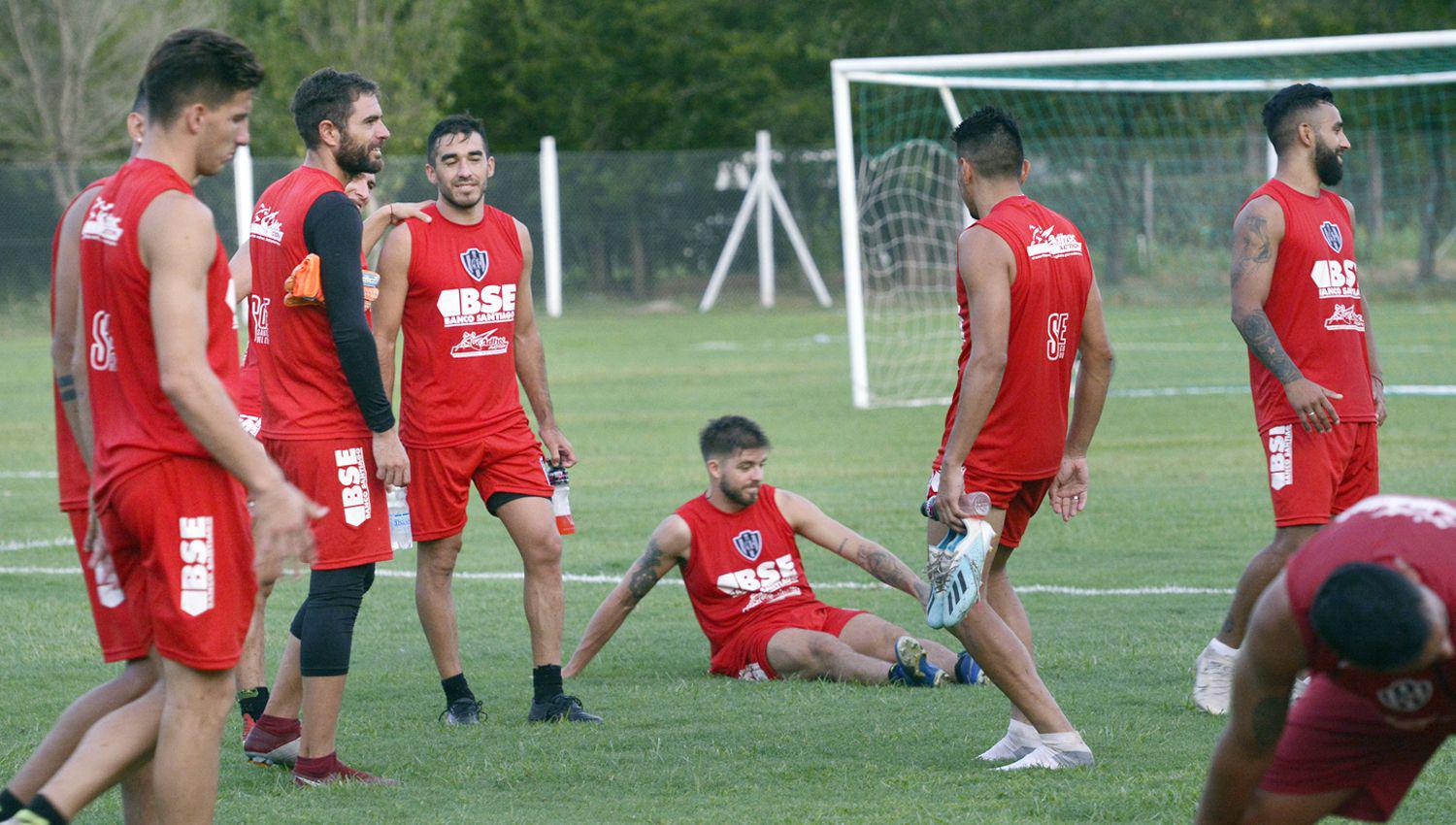 Muchos jugadores del plantel de Central Córdoba pudieron salir de sus casas para entrenarse al aire libre FOTO DE EL LIBERALARCHIVO