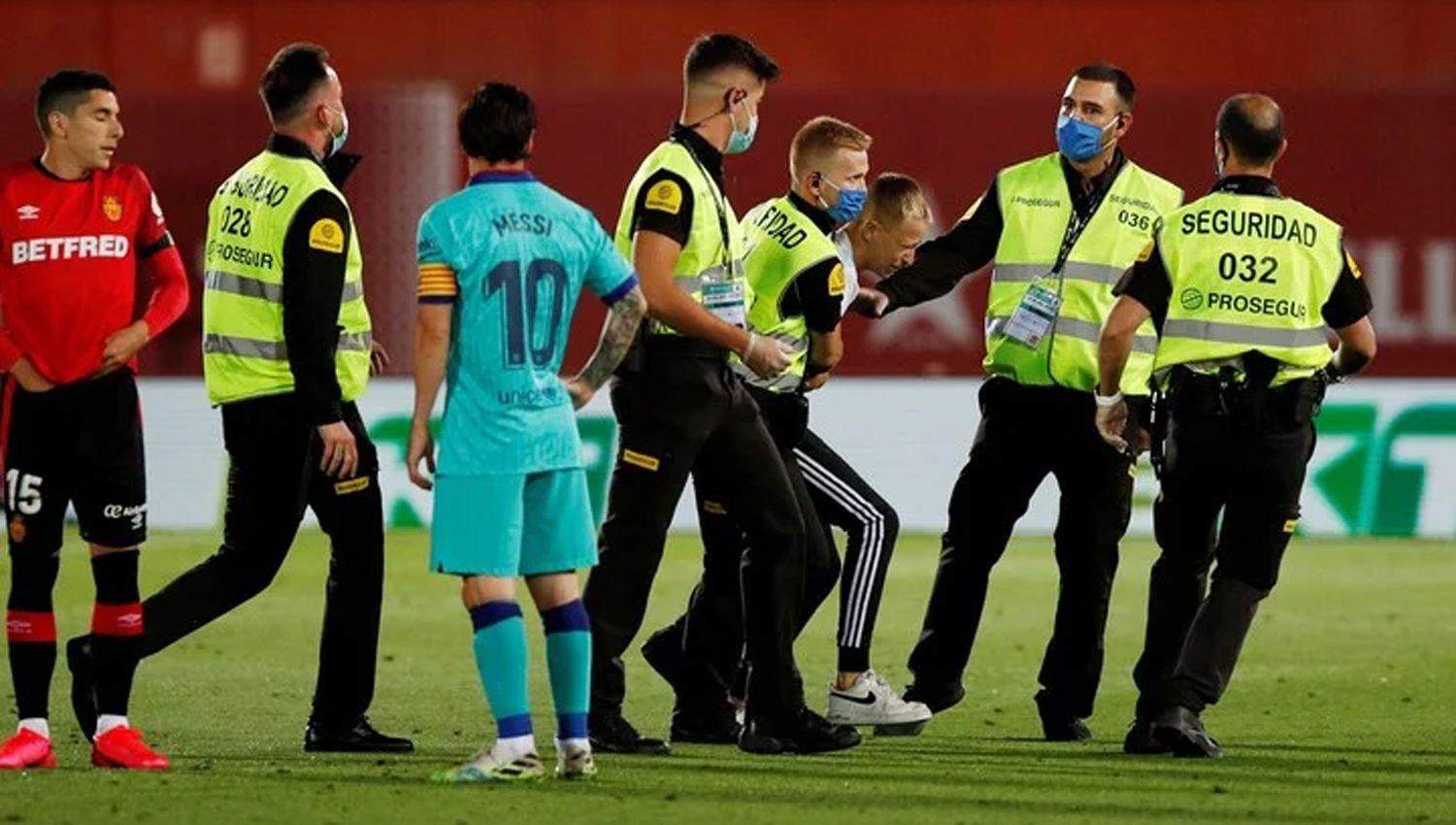 El intruso no pudo hacer contacto con su ídolo y fue sacado rpidamente de la cancha
