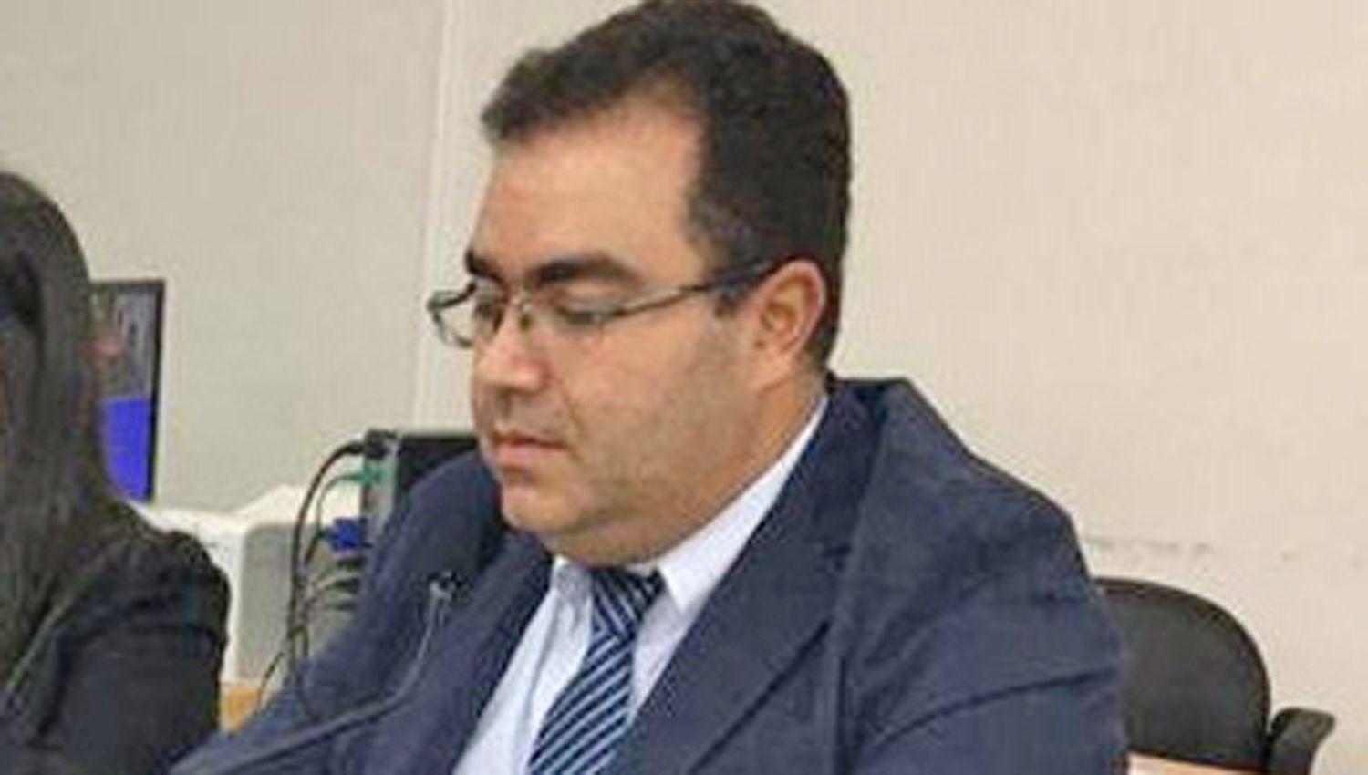 Apresan a un agente de la policiacutea por  andar con su novia violando la cuarentena