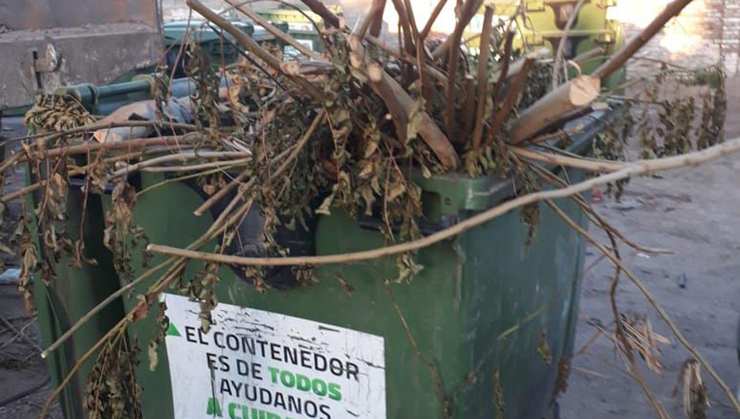Preocupa la destruccioacuten de contenedores de residuos  a causa del mal uso por parte de algunos vecinos