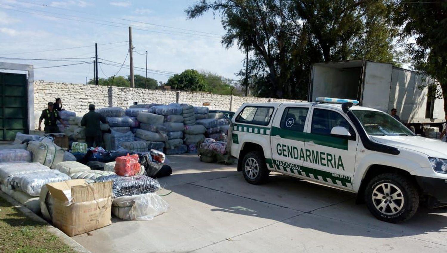 Interceptan dos transportes que llevaban maacutes de 650 bultos de mercaderiacutea ilegal