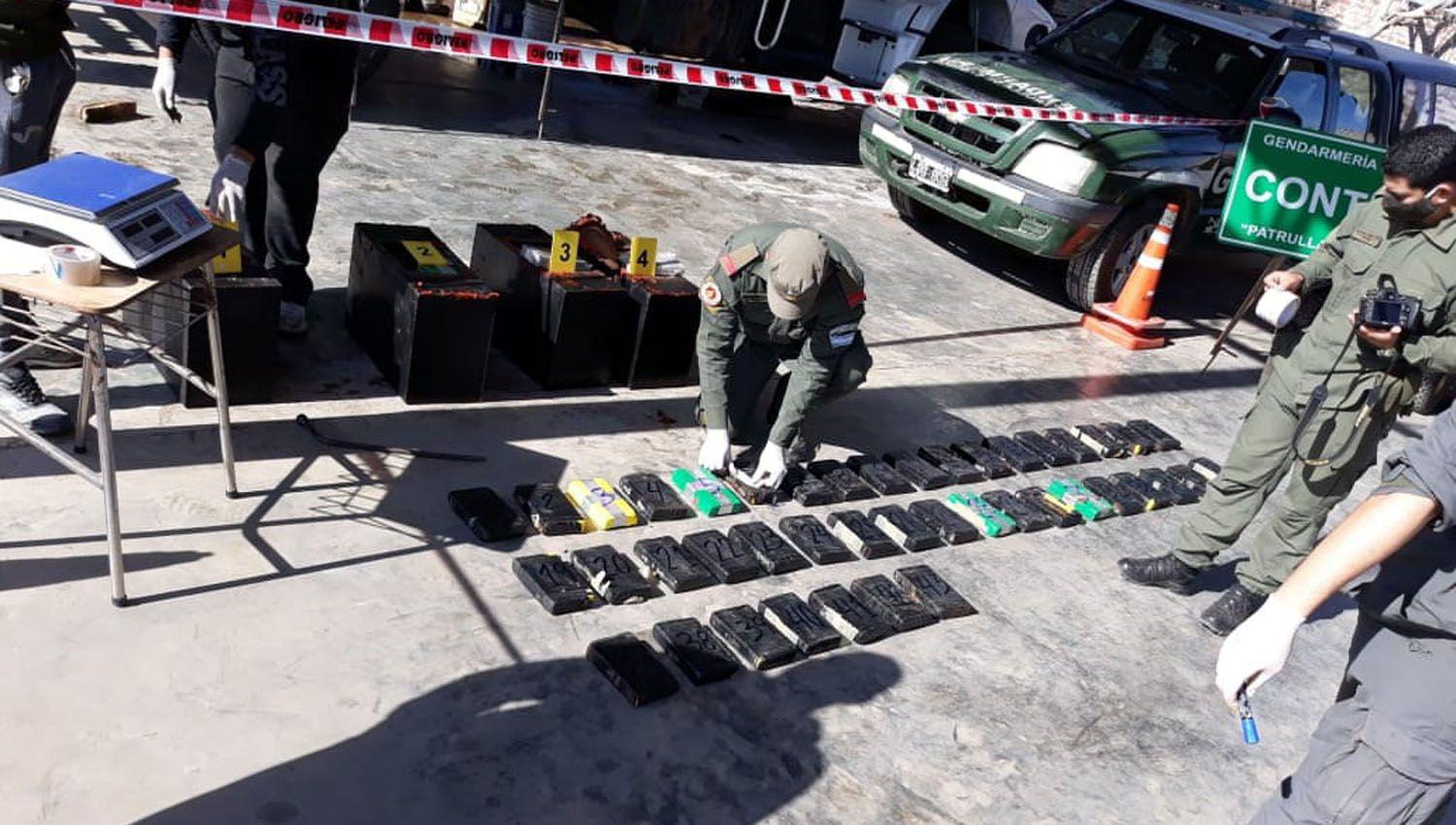 Interceptan en Chaco un camioacuten que llevaba cocaiacutena en el tanque de combustible