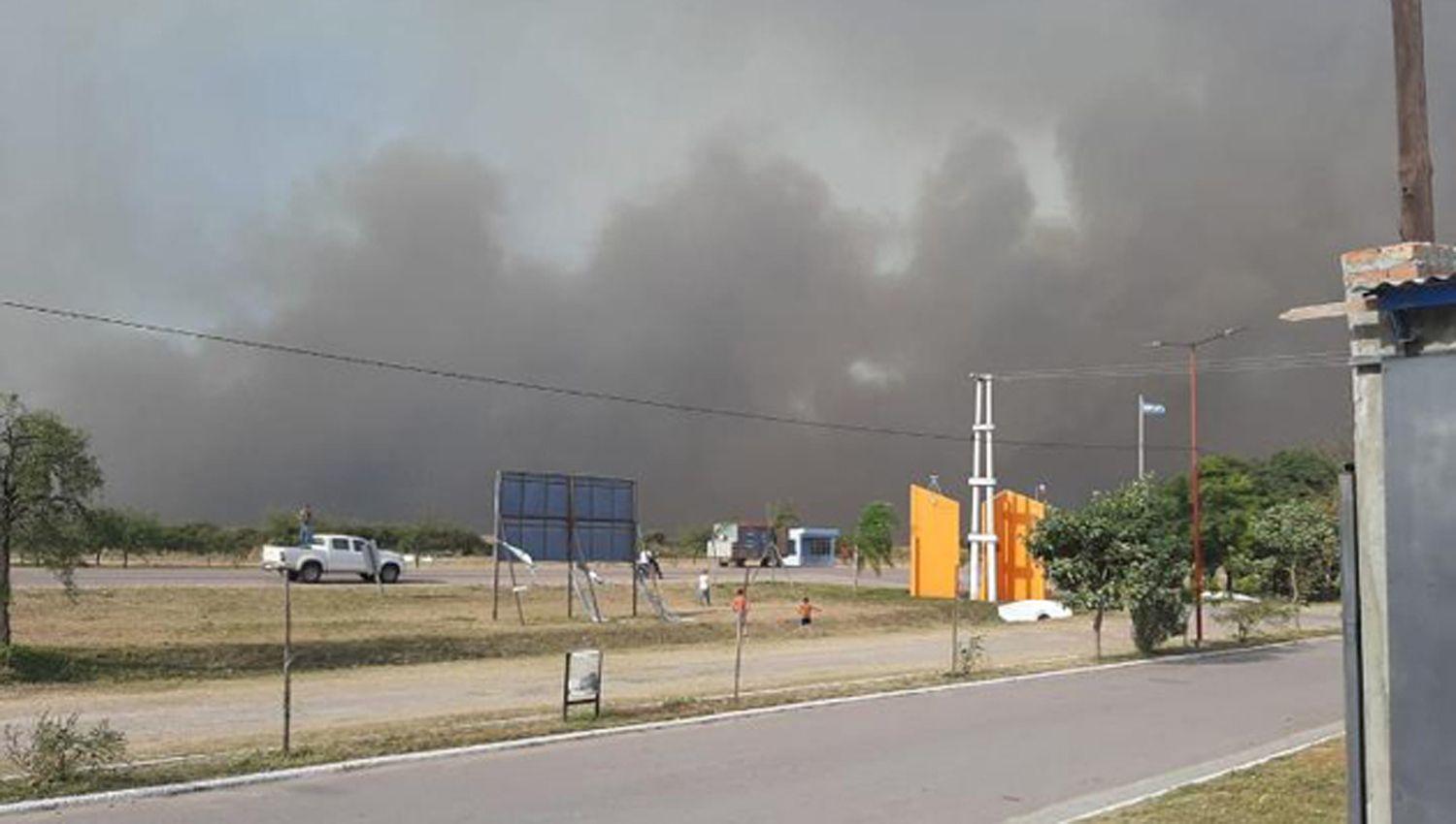 Las llamas llegaron ayer a Roversi y la gente reaccionó con trabajo
Cedieron m�quinas y avionetas