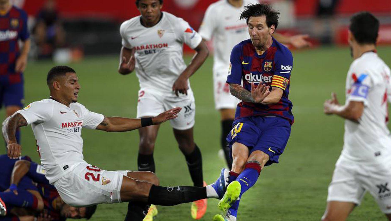Asiacute le quedoacute la pierna a Messi despueacutes del planchazo del brasilentildeo Diego Carlos