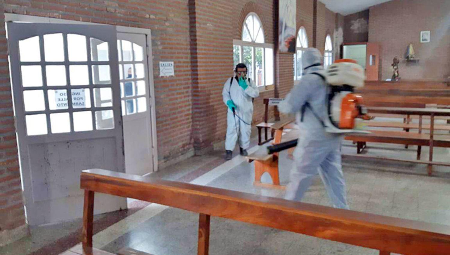 Realizan trabajos de fumigacioacuten en distintas iglesias de Las Termas