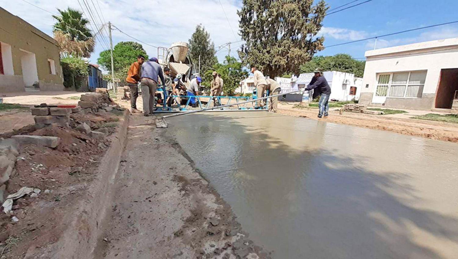 Alrededor de 3000 metros cuacutebicos de concreto  cambian el paisaje a las calles de la ciudad de Quimiliacute