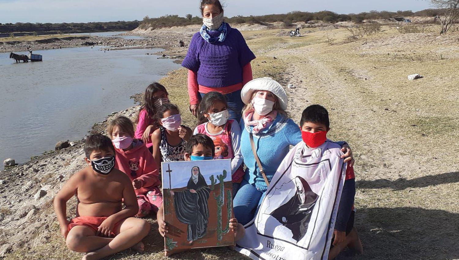 Una misionera ensentildea el legado de Mariacutea Antonia a nintildeos de El Churqui