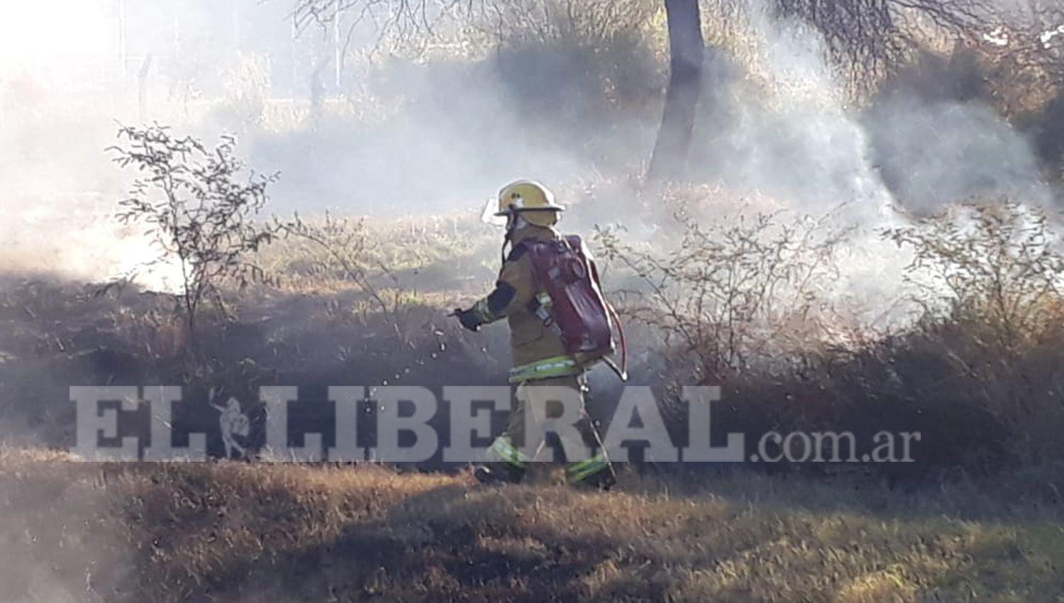Los bomberos combaten un incendio de grandes proporciones en el barrio Autonomiacutea
