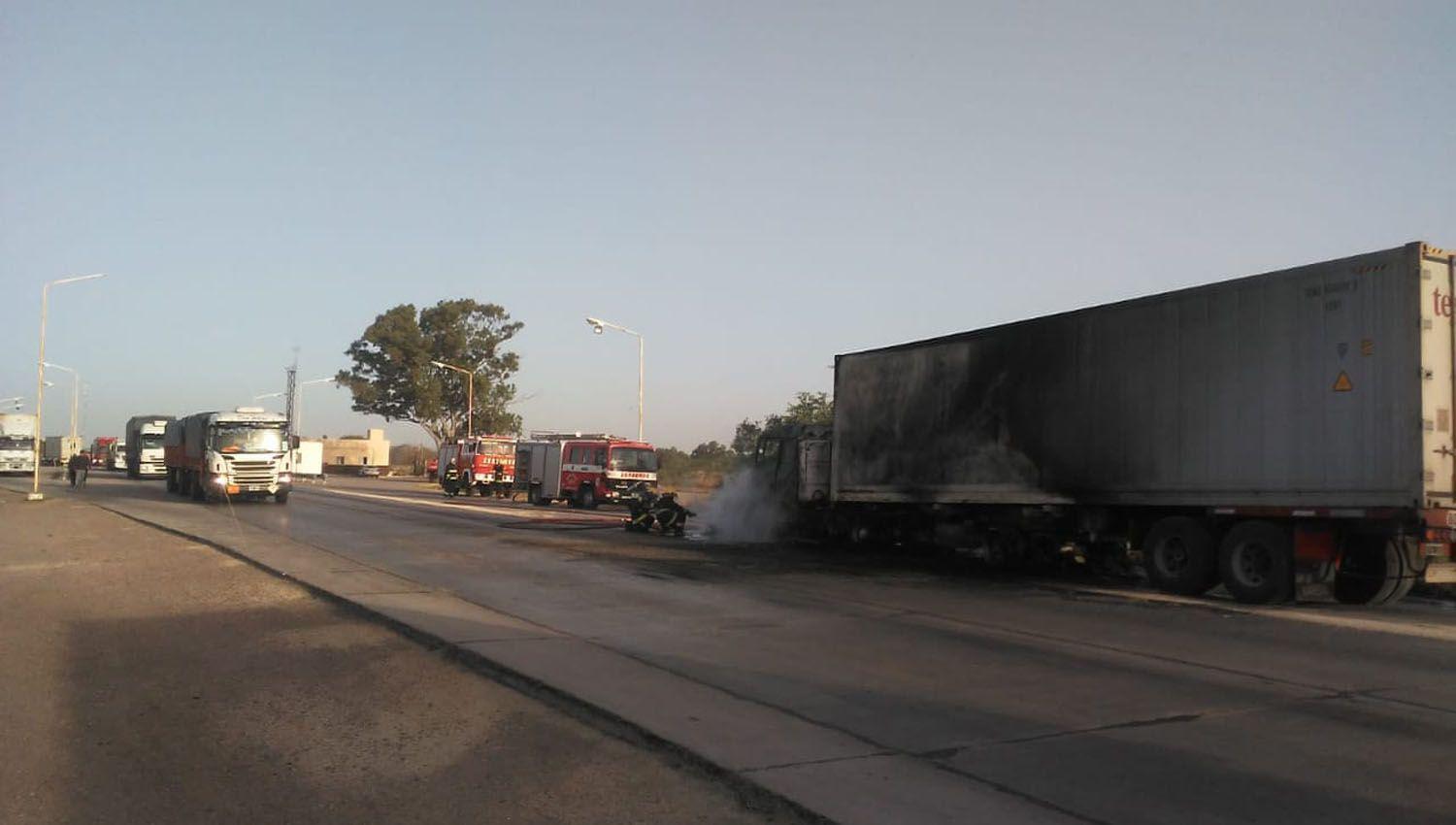 Un camioacuten se prendioacute fuego en la ruta 34 y de milagro no provocoacute accidentes