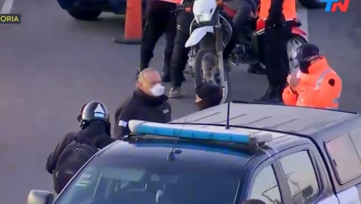 VIDEO  Berni llegoacute a los gritos a un control y se peleoacute con la policiacutea