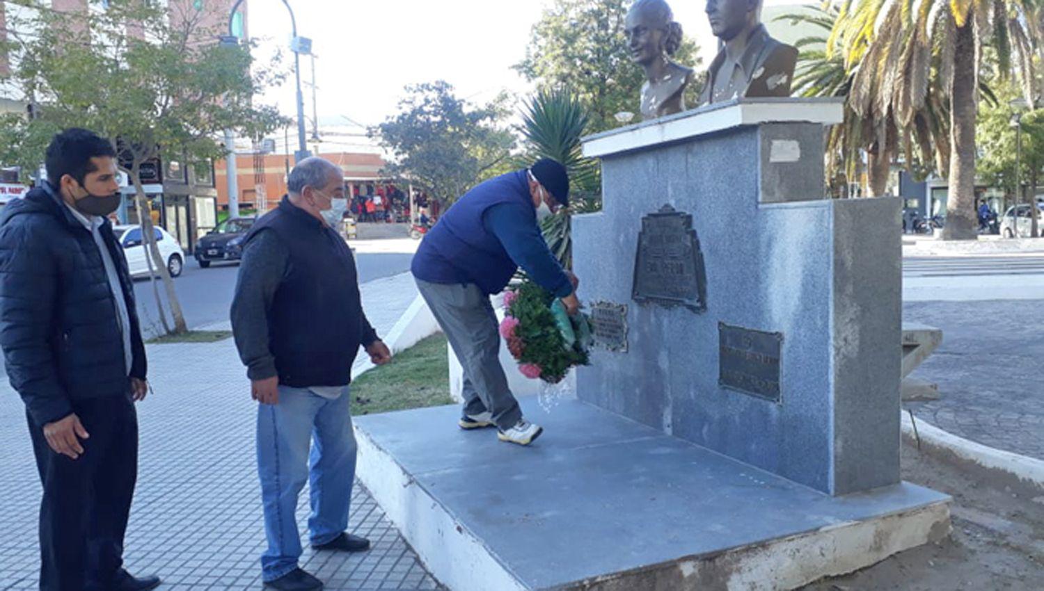 Respetando el protocolo de seguridad colocaron ofrendas florales en su busto