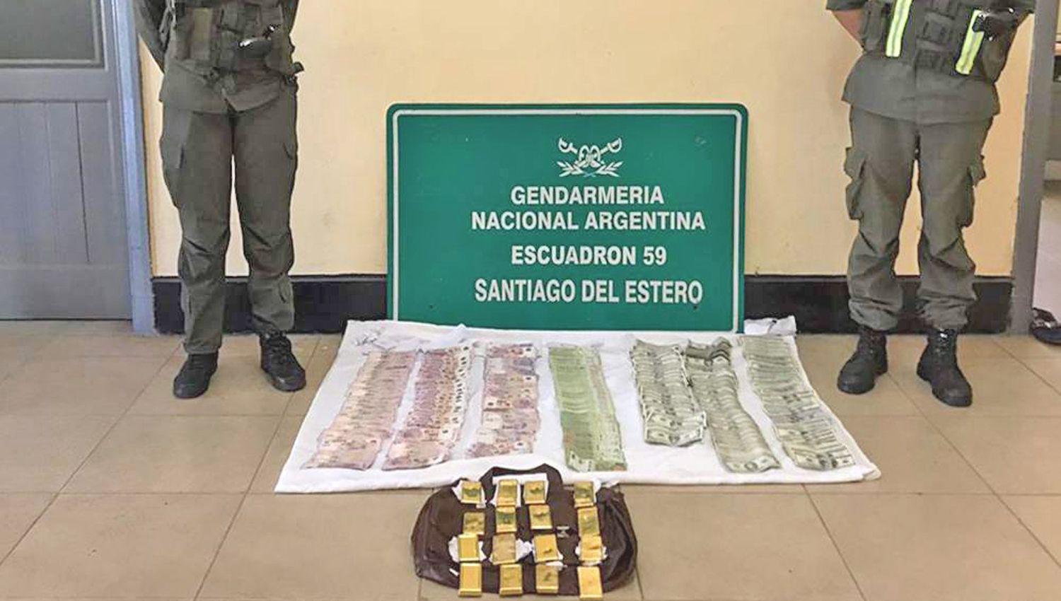 En presencia de testigos abrieron su mochila y descubrieron los lingotes dólares y pesos