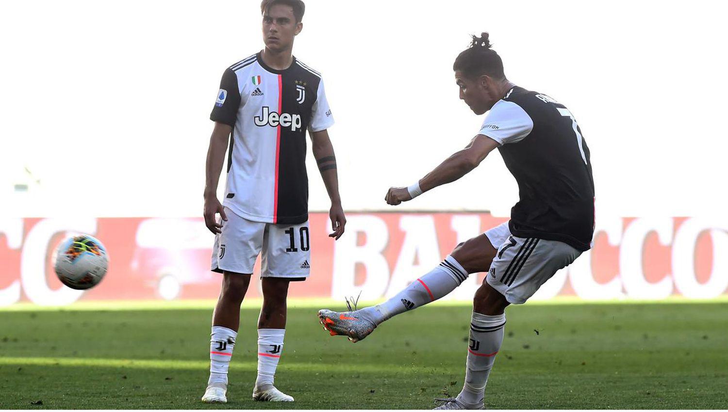 Con goles de Dybala y Cristiano Juventus goleoacute en el claacutesico