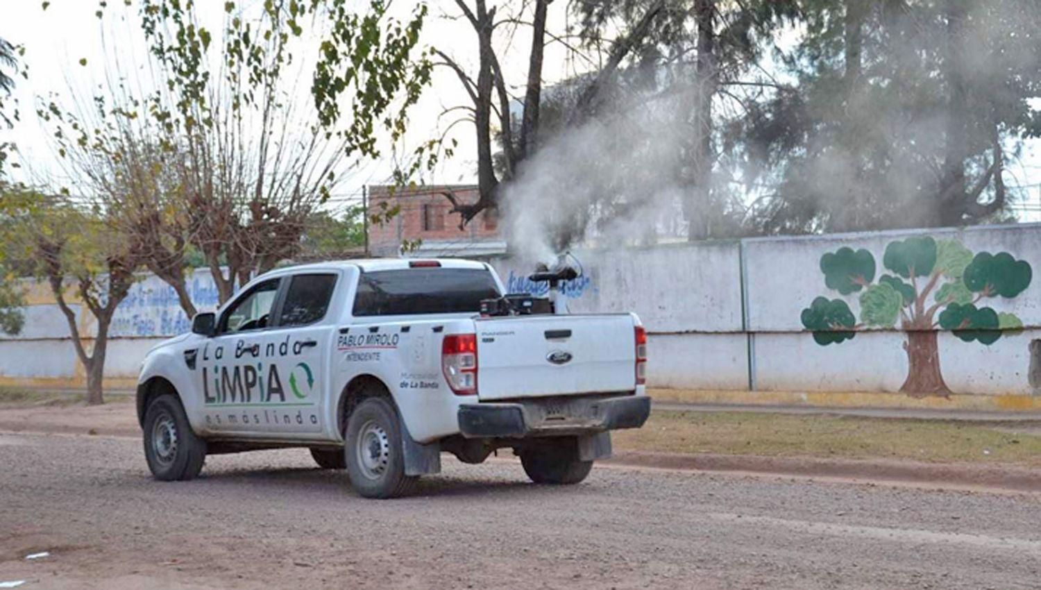 Intensa campantildea de fumigacioacuten contra el dengue