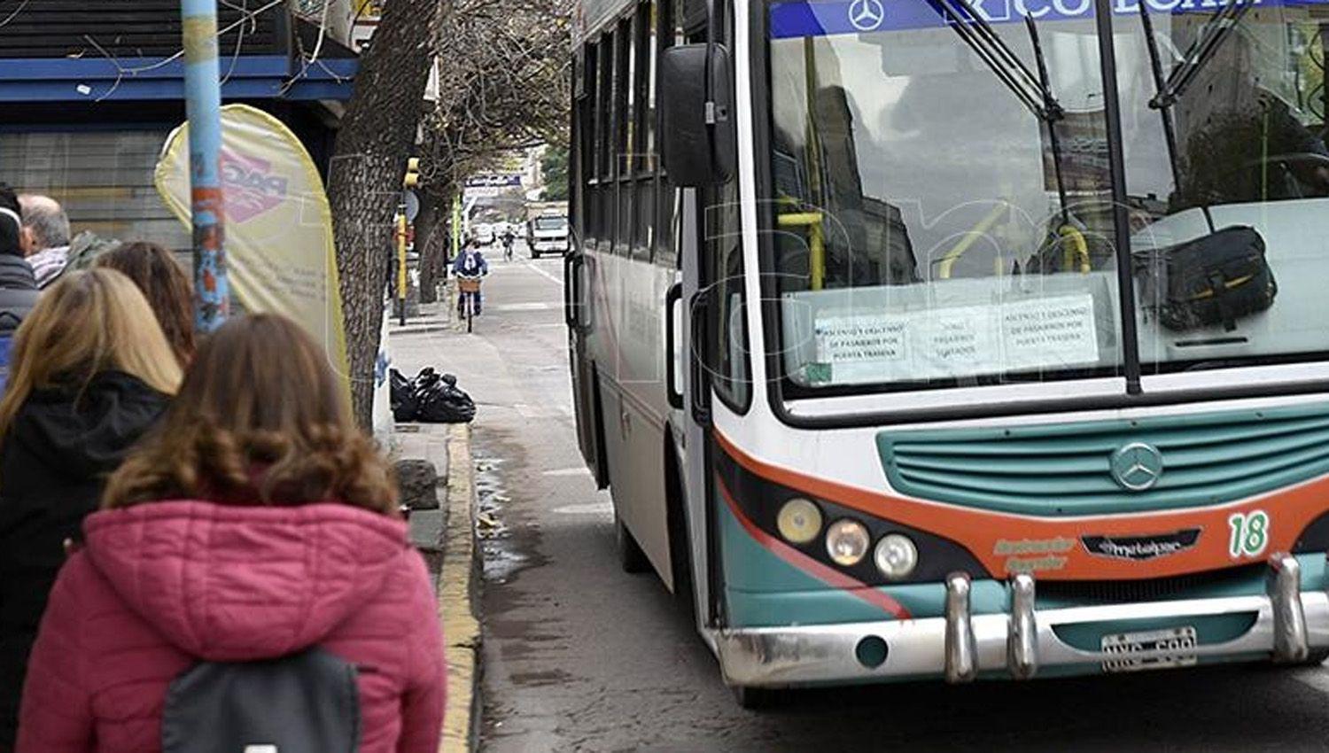 Las viacutectimas de violencia de geacutenero pueden usar el transporte puacuteblico sin permisos