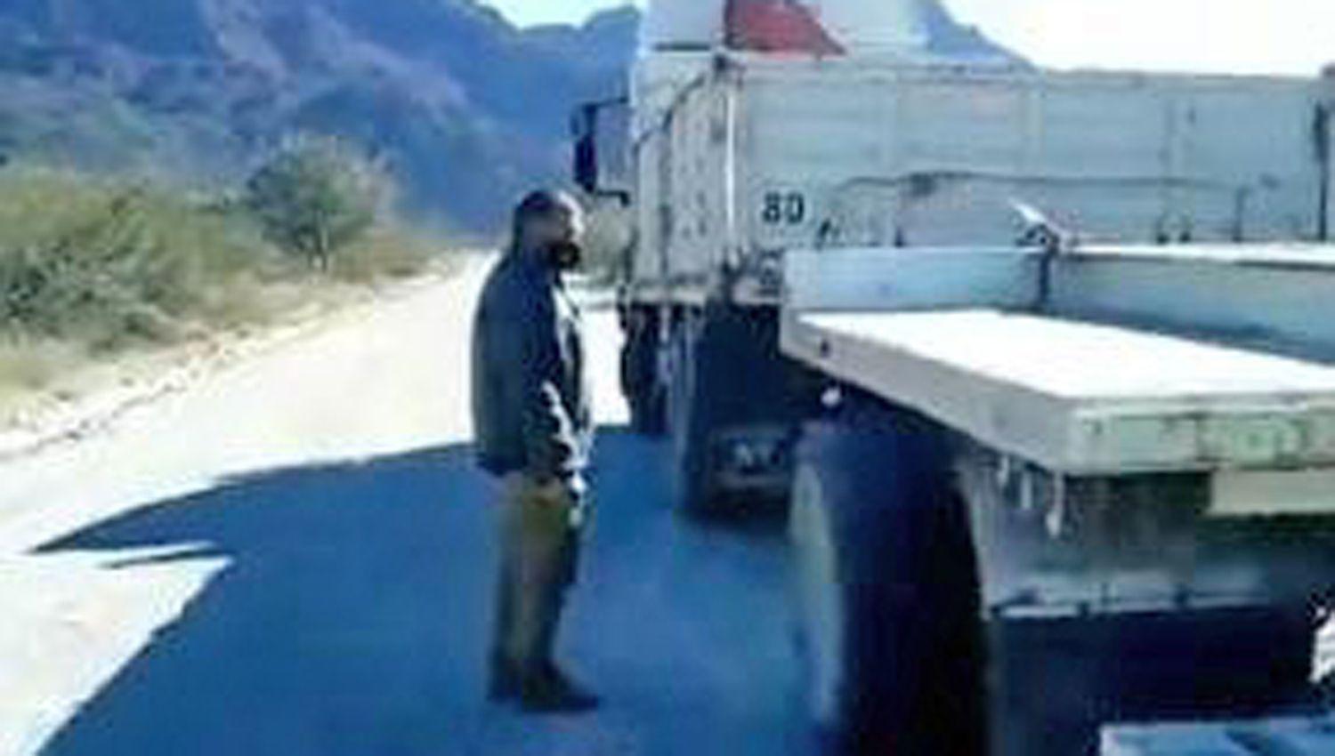 El vecino que filmó a los camioneros cuando se bajaron del vehículo
para arreglar un desperfecto fue puesto en cuarentena por autoridades