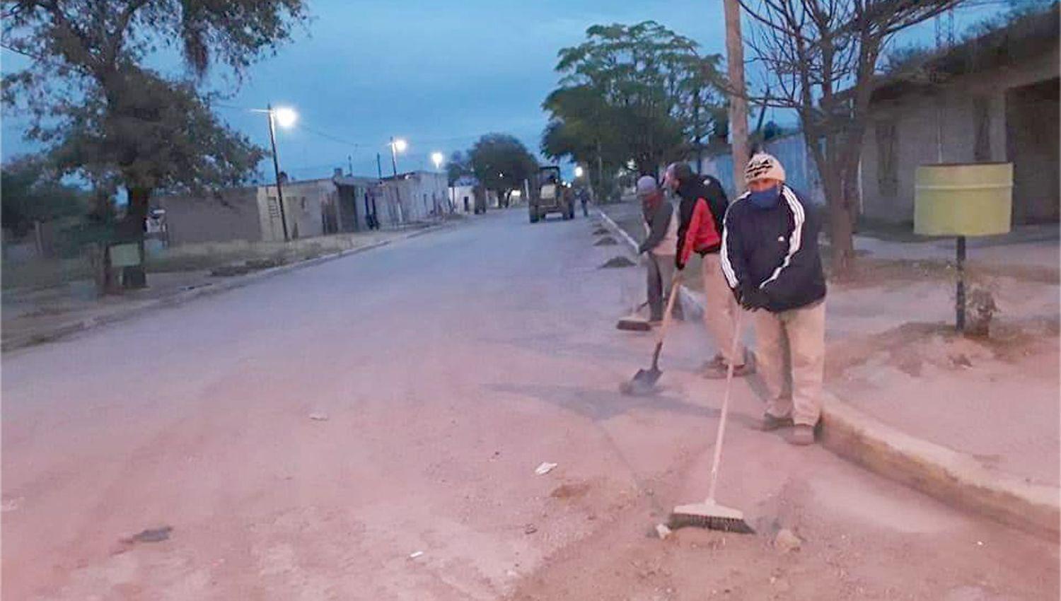 Continuacutea el desmalezamiento y limpieza de las calles en Brea Pozo