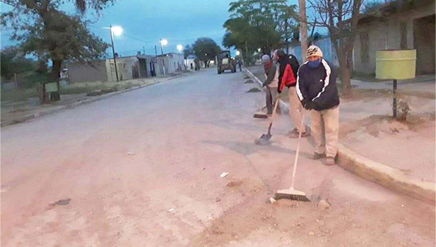 La comuna realiza desmalezado y limpieza de las calles en Brea Pozo