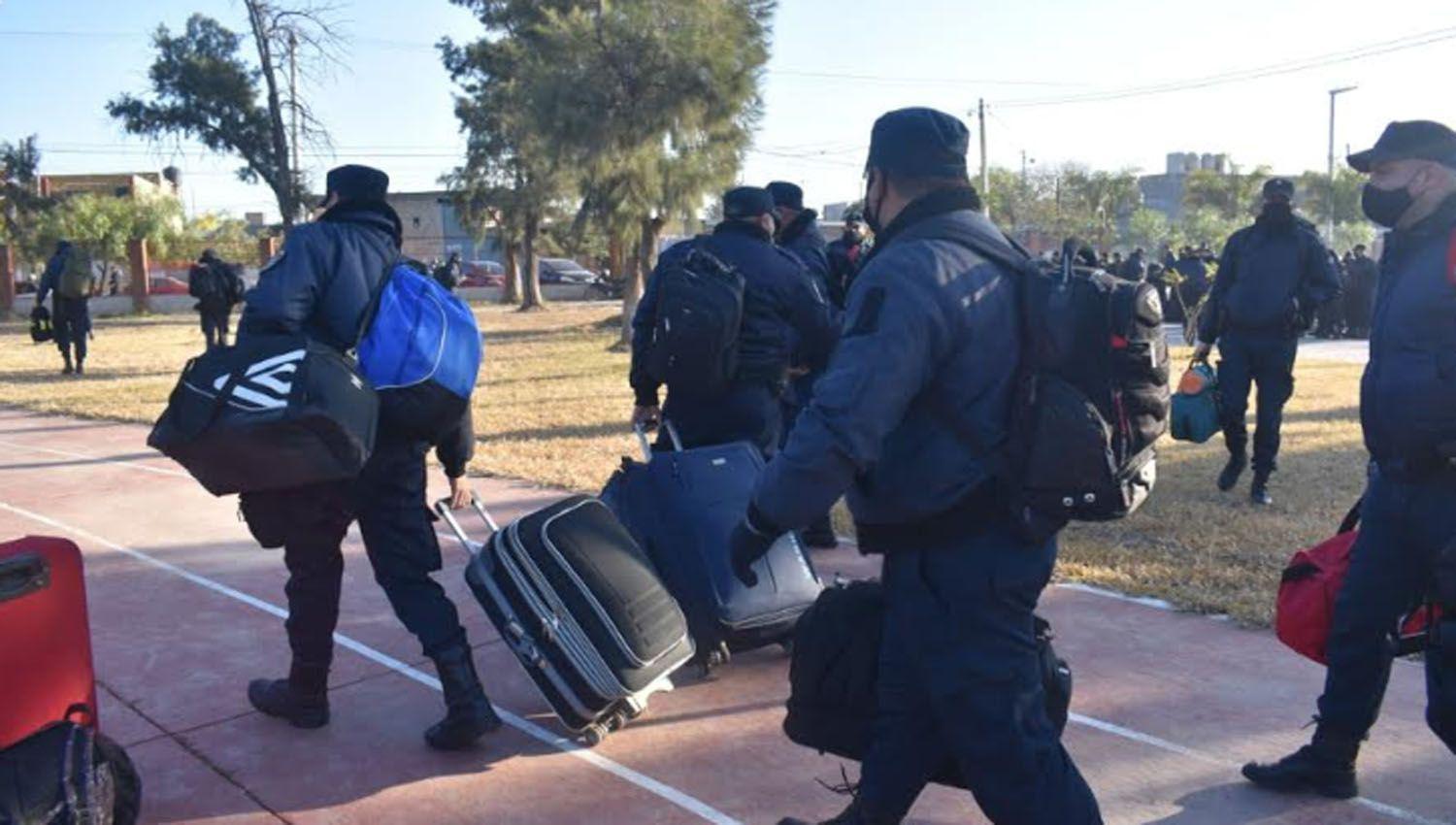 Maacutes de 1500 efectivos de la Policiacutea de la Provincia partieron con destino a los liacutemites de Santiago
