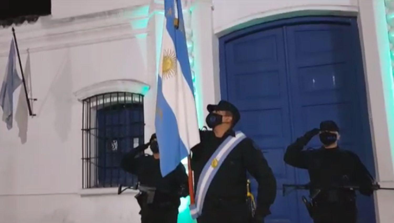 VIDEO  Efectivos policiales y un sentido homenaje en el Diacutea de la Independencia Argentina