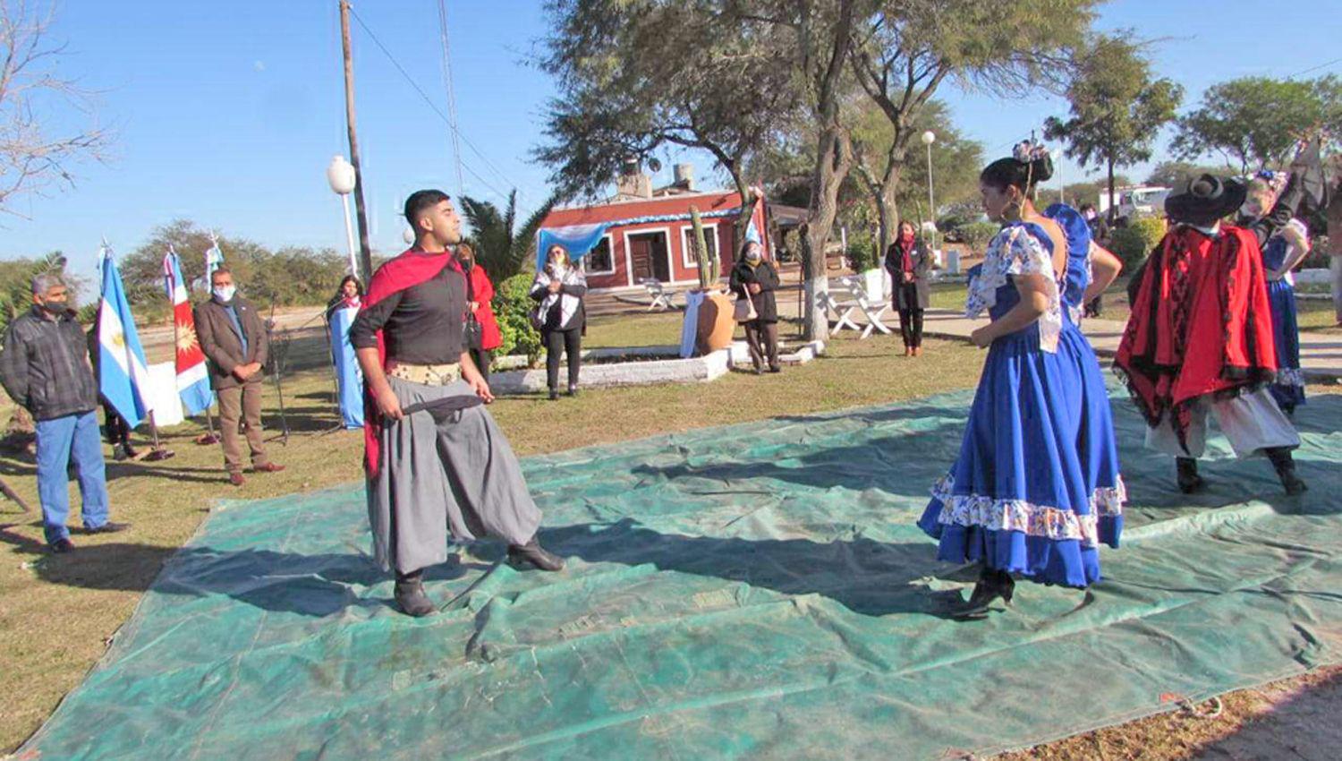 Bailarines locales hicieron una demostración de danzas
tradicionales en los jardines de la comuna