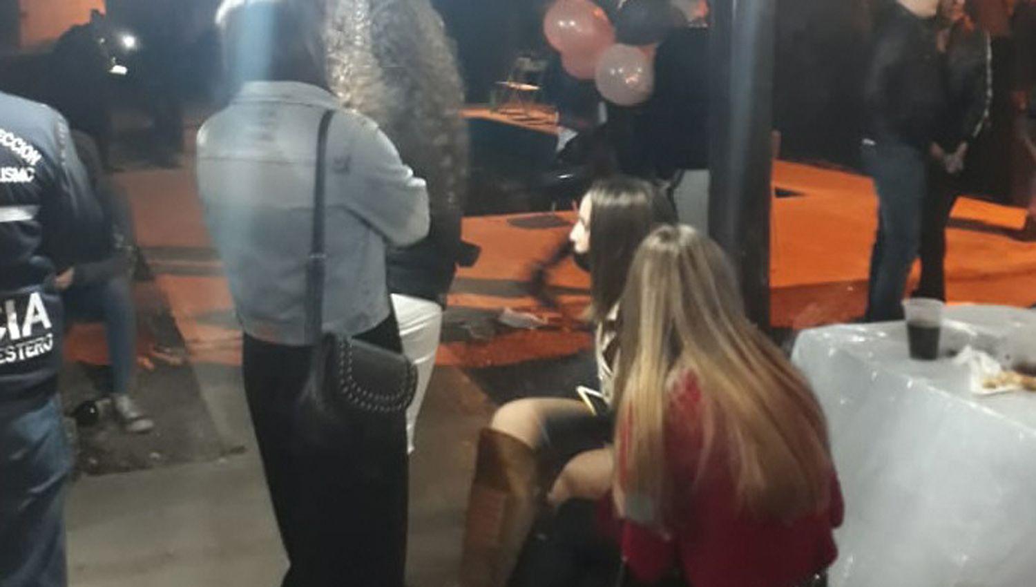 La friacutea noche en la que desafiamos al coronavirus y no nos importoacute