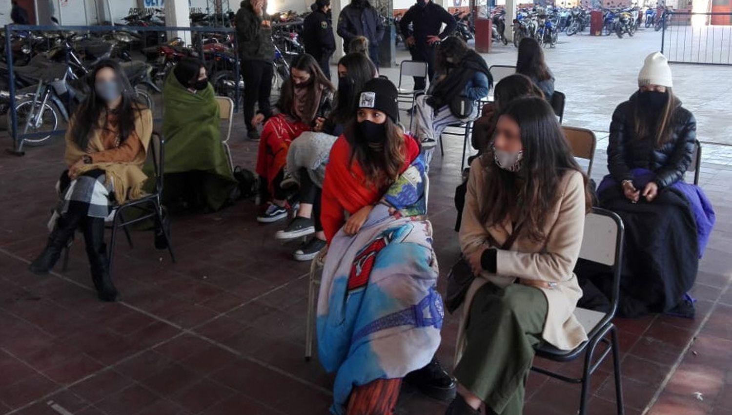 Los jóvenes fueron alojados en el club San Carlos y comenzaron a recuperar la libertad