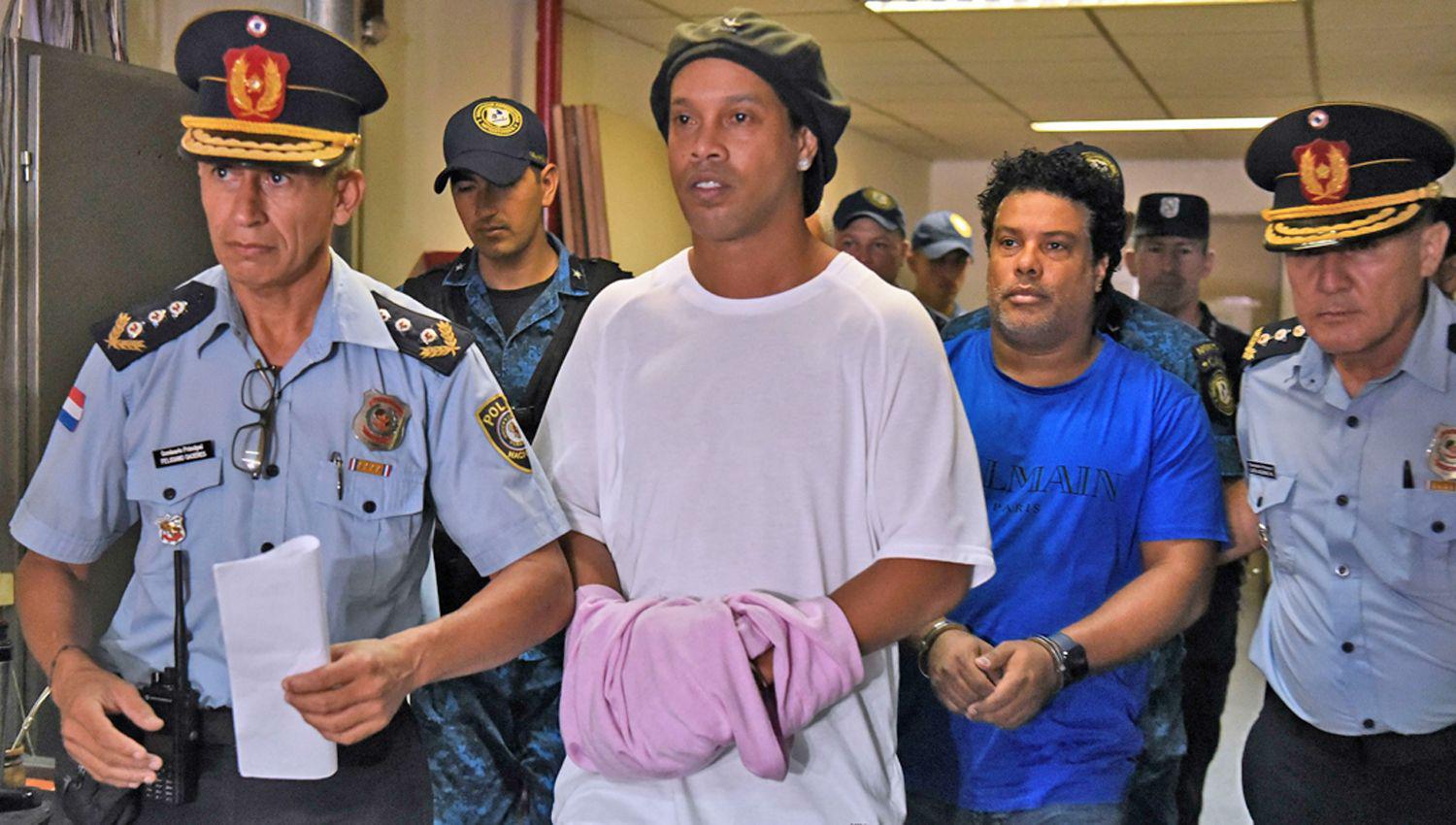 Ronaldinho permanece detenido en Paraguay junto a su hermano por falsificación de documentos