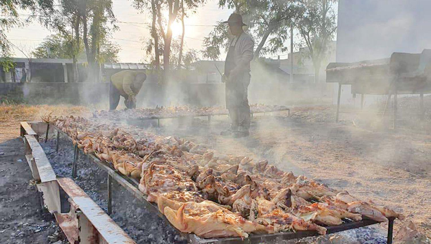 Con una parrillada vendieron 130 pollos recaudaron  45500 menos 24200 en insumos varios