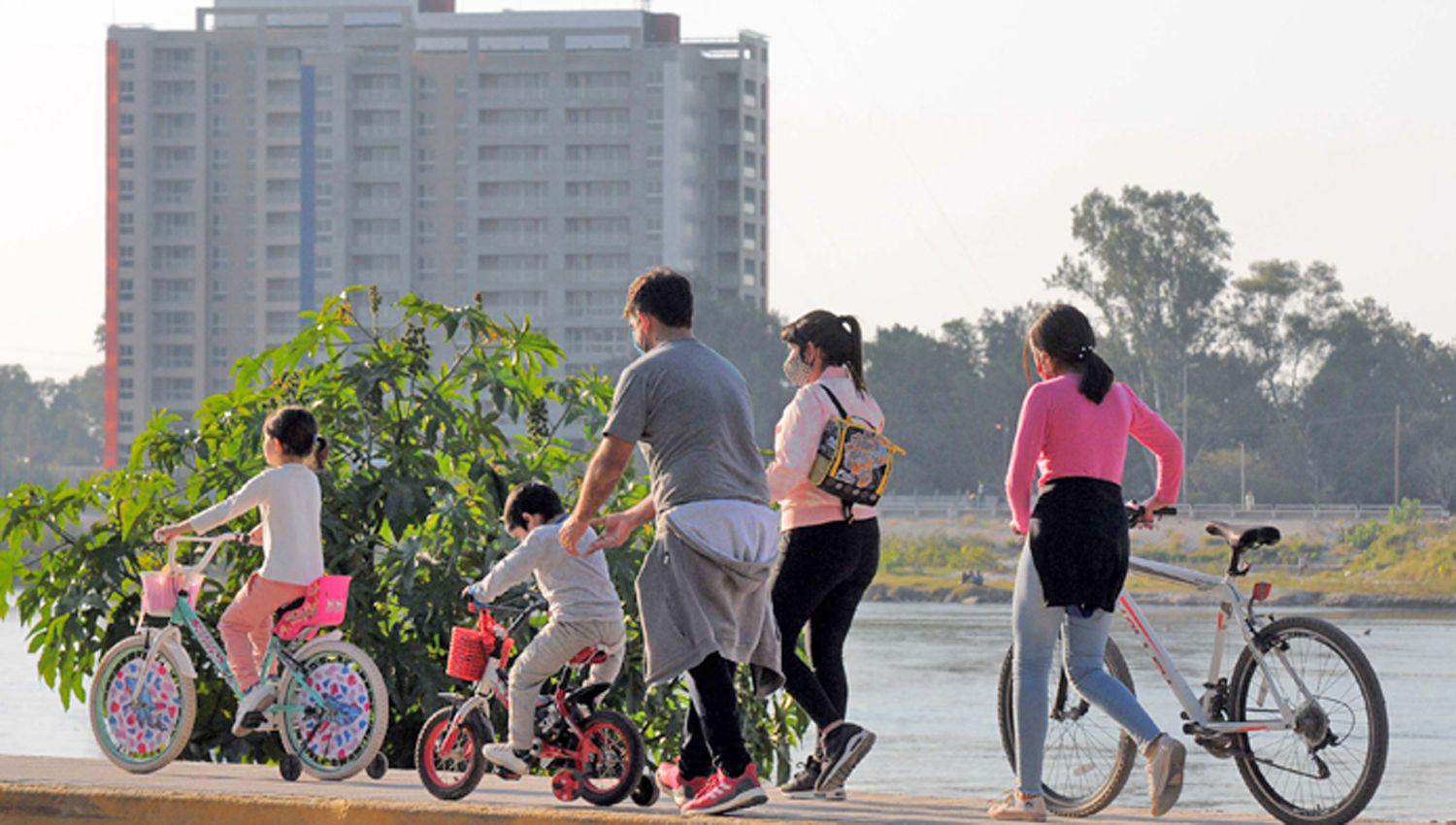 El Parque Aguirre y la zona de la costanera se colmaron de runners ciclistas y familias que paseaban en una jornada soleada