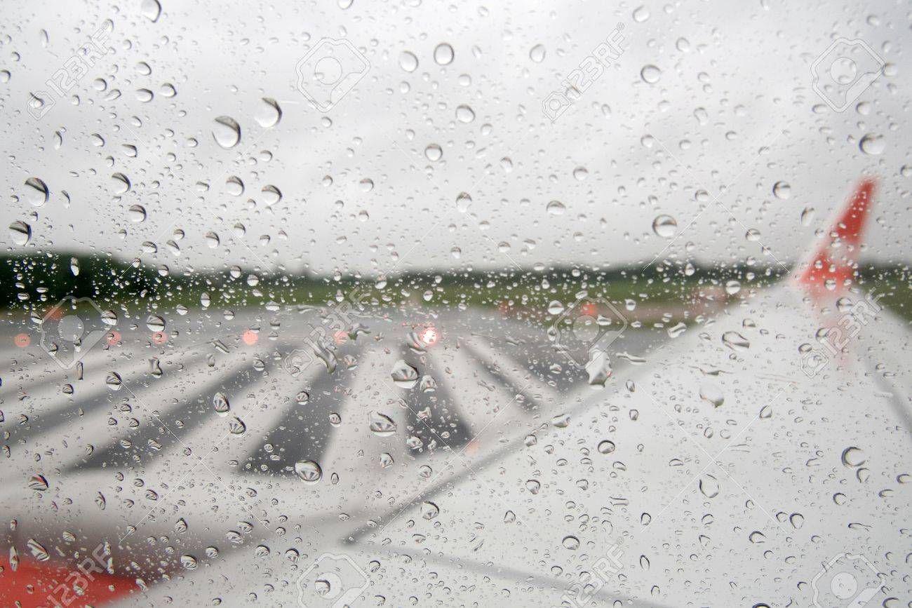 VIDEO- pasajeros de un avioacuten se protegen de lluvia con un paraguas en pleno vuelo