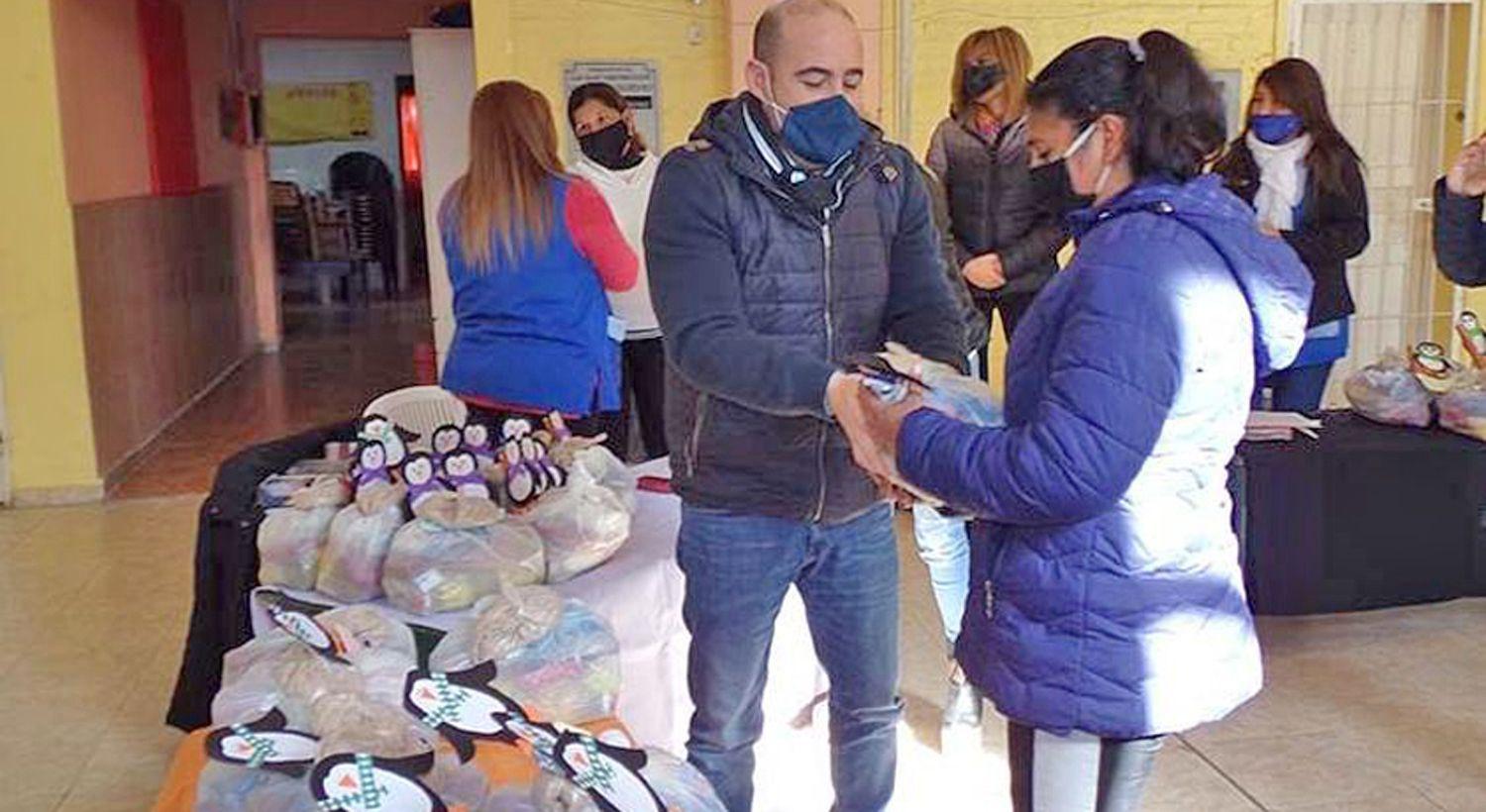 Varias familias de Villa Griselda recibieron raciones alimentarias