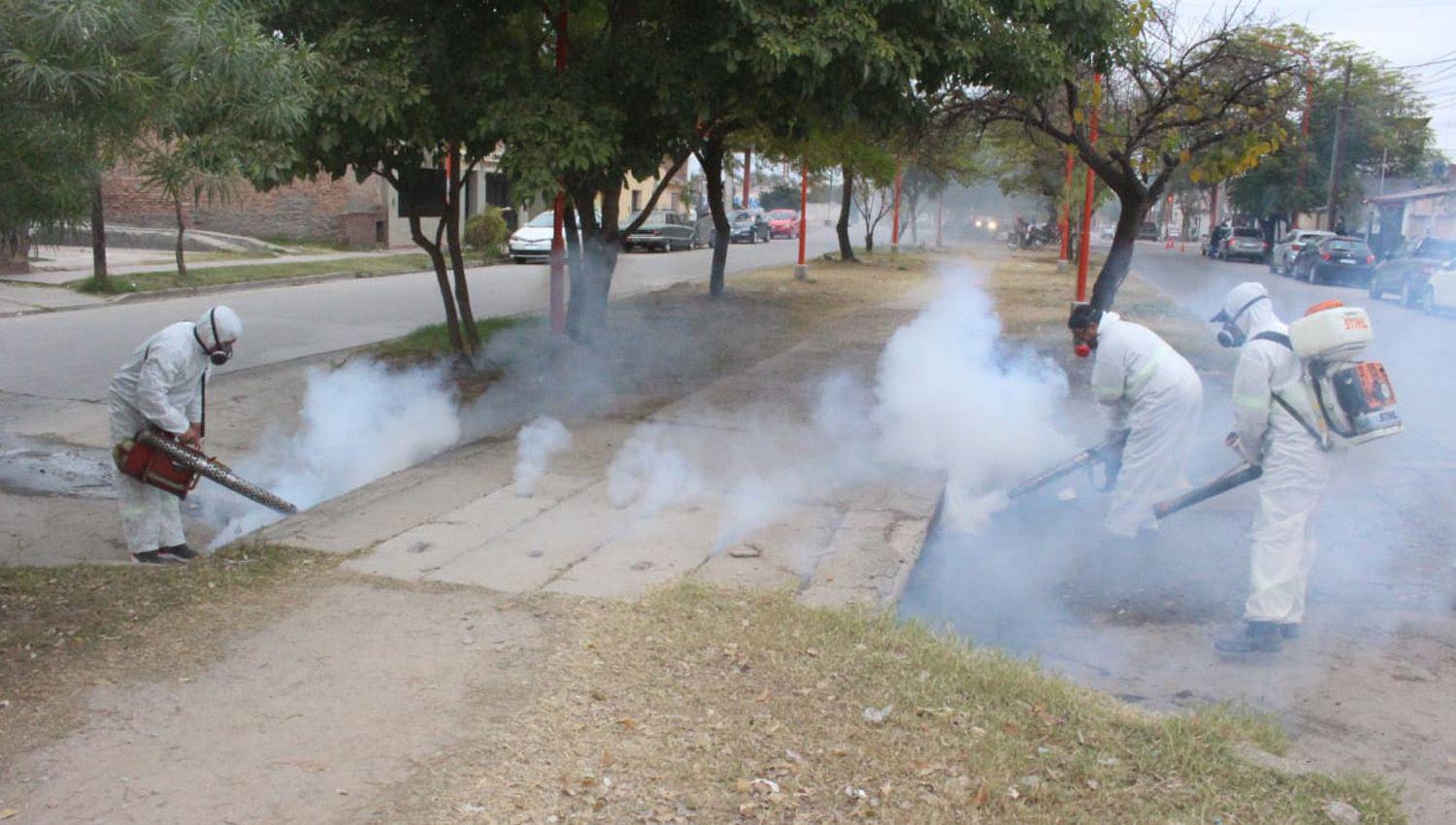 La Municipalidad fumigoacute el desaguumle Coloacuten para evitar la reproduccioacuten de mosquitos