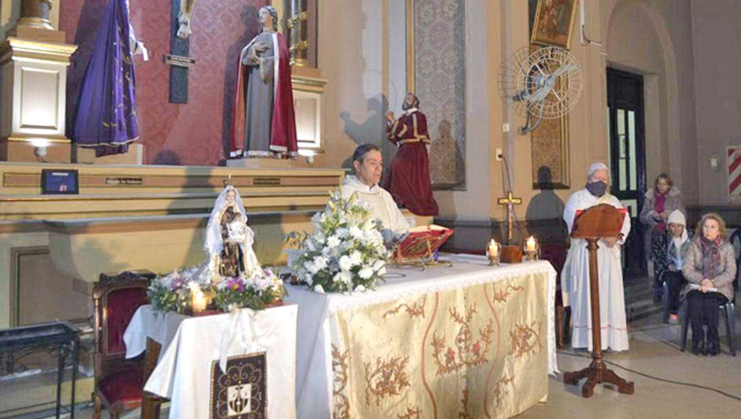 Con solo diez fieles presentes se celebroacute la misa central por Nuestra Sentildeora del Carmen en la Catedral