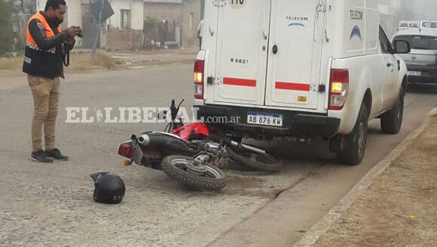 Antildeatuya- policiacutea se descompensoacute y chocoacute una camioneta