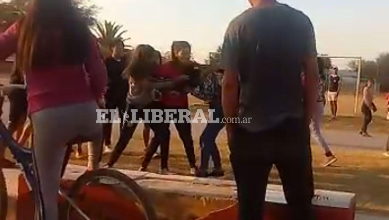 Violenta pelea de chicas en una cancha de Antildeatuya