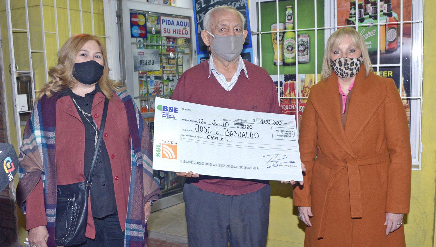 Directivas de Tarjeta Sol y BSE le entregaron el premio de 100000 pesos a don José Basualdo en su domicilio quien se emocionó porque el 15 de
diciembre pasado tuvo que cerrar su negocio