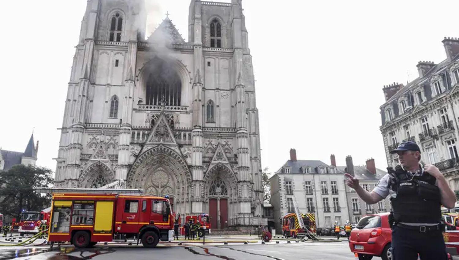 VIDEO E IMAacuteGENES  Impresionante incendio en la catedral goacutetica de Nantes