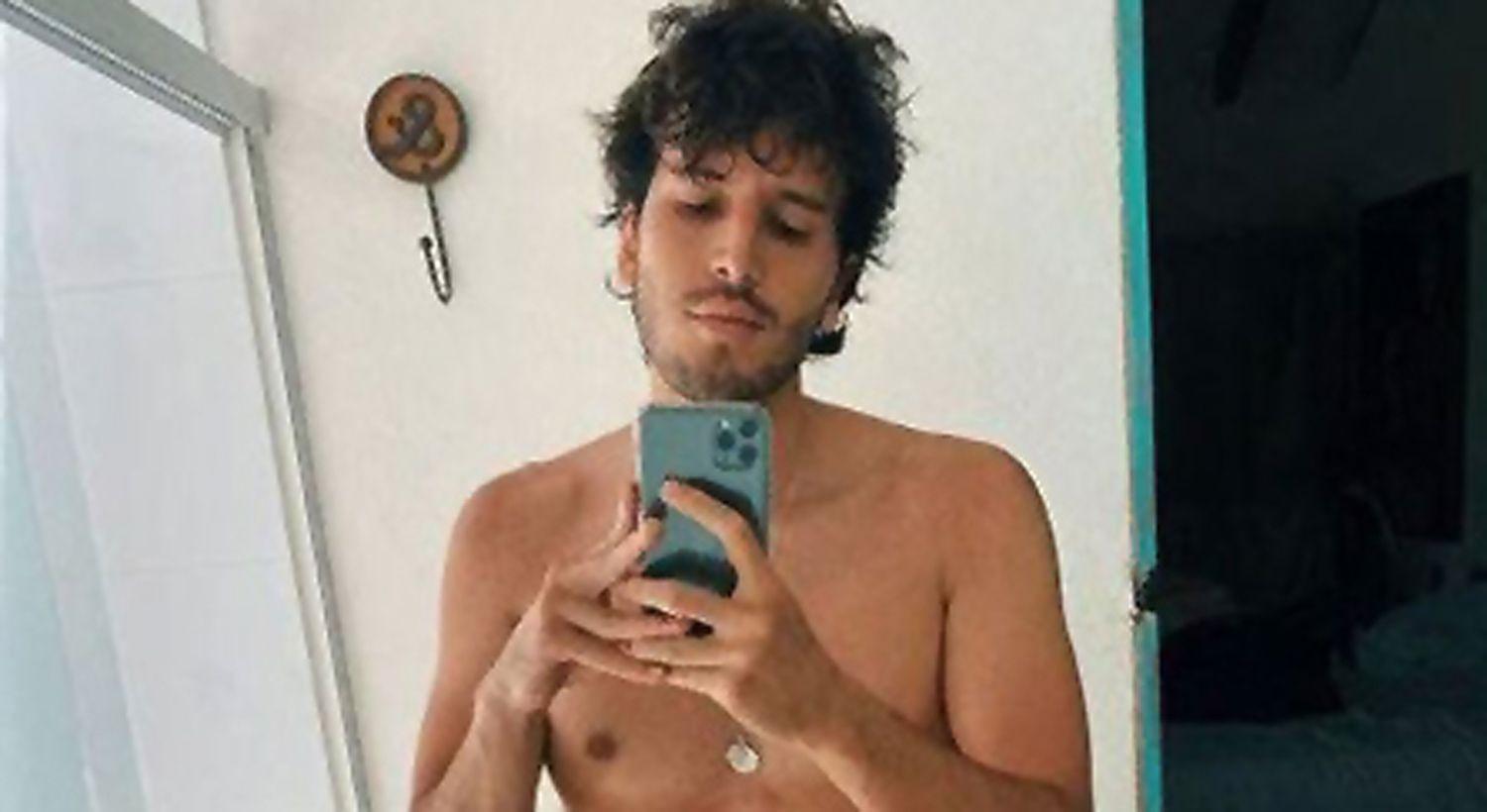 Sebastiaacuten Yatra se mostroacute desnudo frente a un espejo