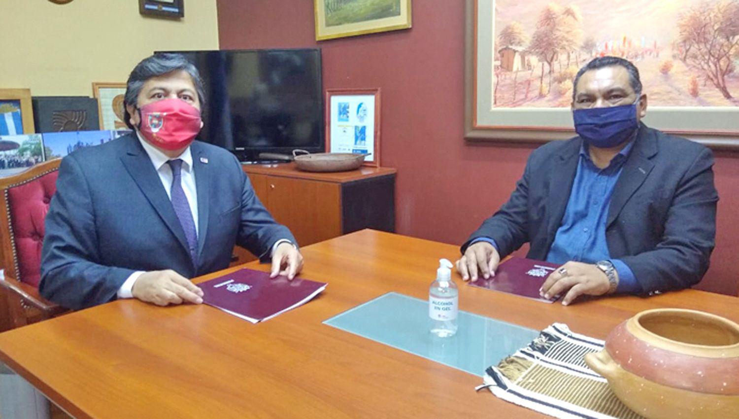 El rector de la Unse Ing Héctor Paz firmó el convenio con el doctor Santiago Com�n secretario general de Adunse
