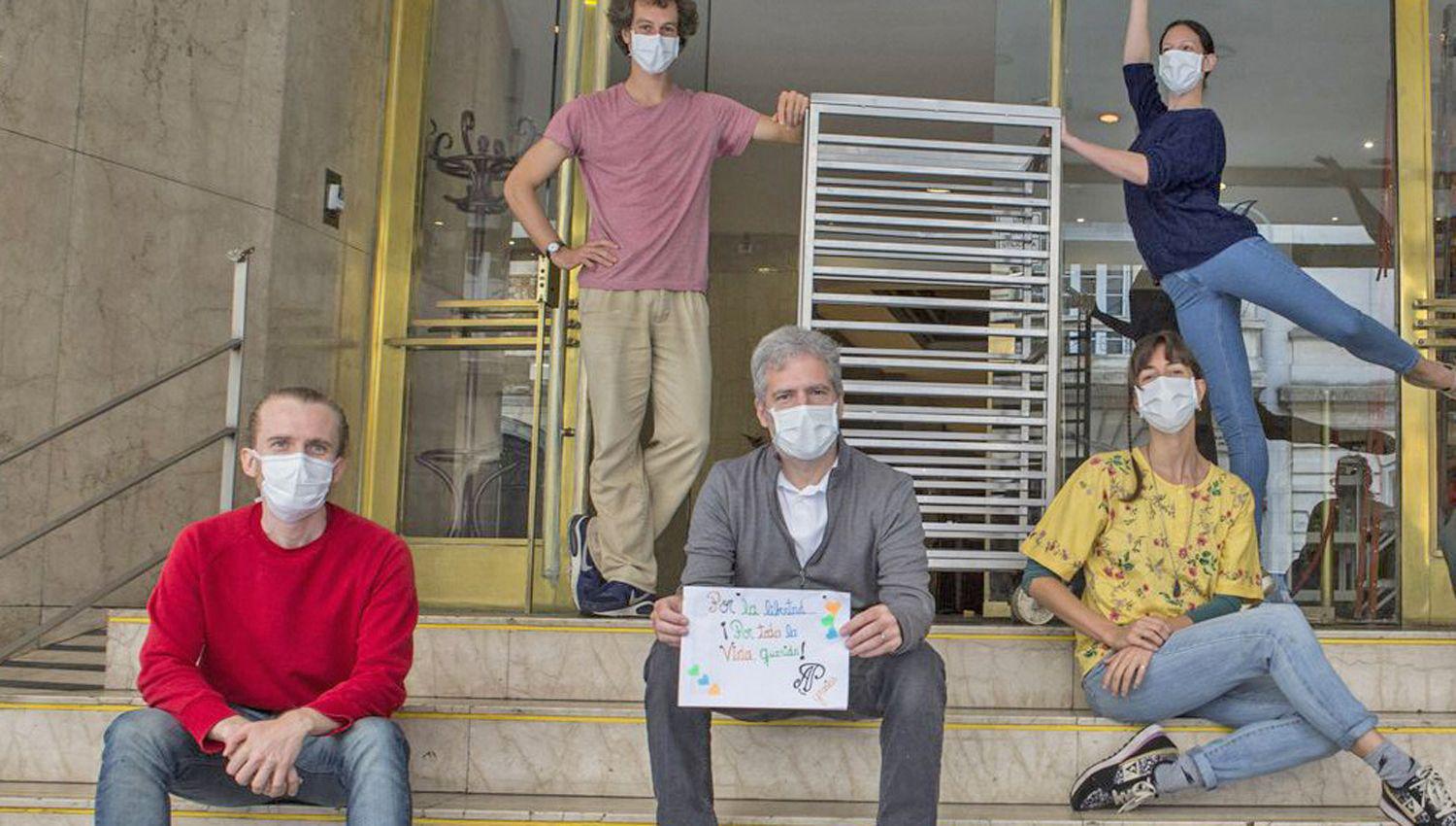 Pablo (sentado primero a la izquierda) junto al equipo de trabajadores del Teatro Colón hoy voluntarios