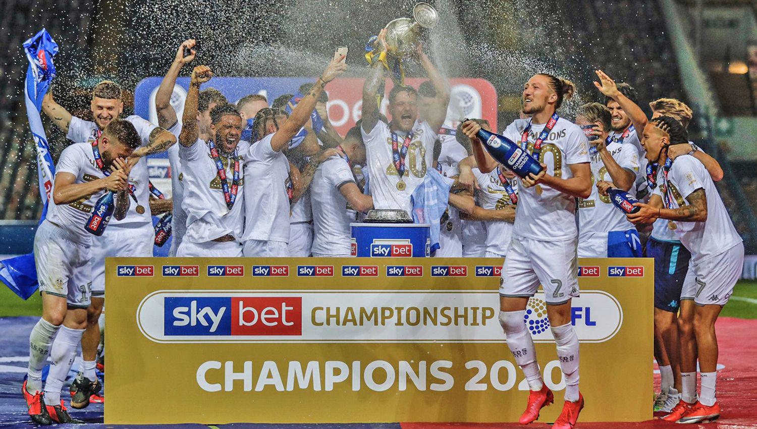 Los jugadores que dirige Marcelo Bielsa festejaron el título y el ascenso a la Premier League