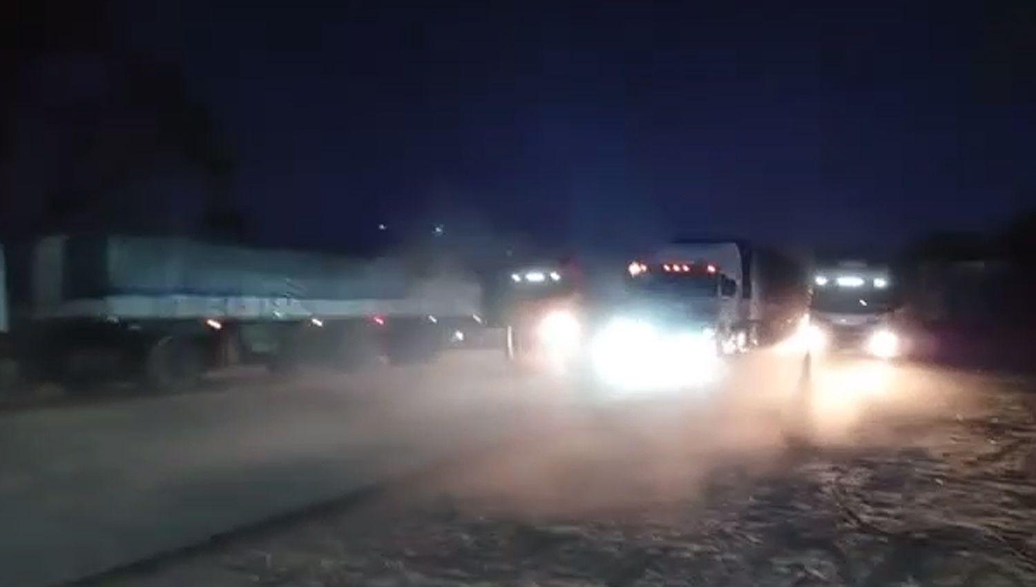 VIDEO  Camiones ingresaron por la fuerza en Tucumaacuten