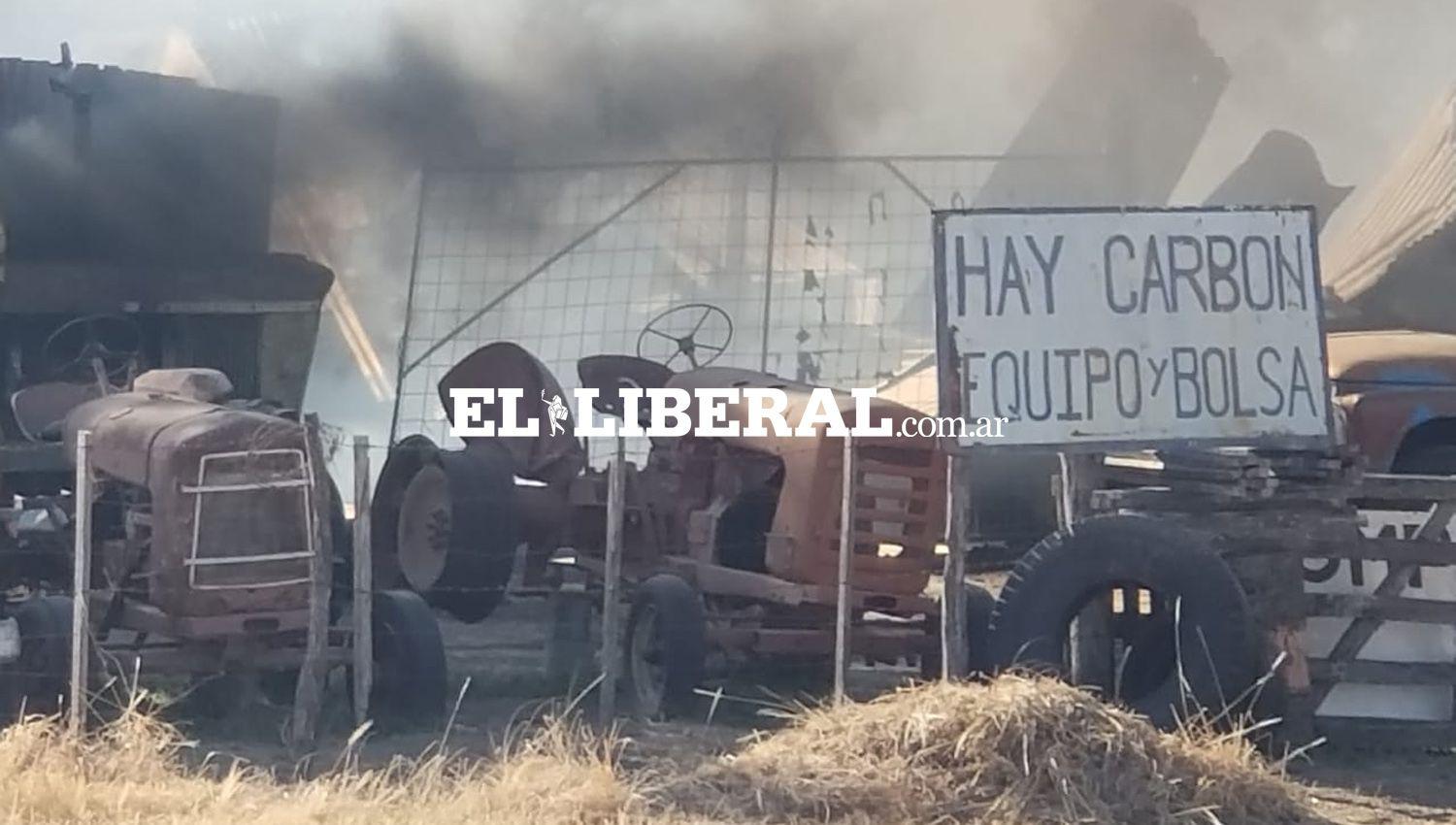 VIDEO  Bomberos lograron sofocar un voraz incendio de una casa y un camioacuten en Garza