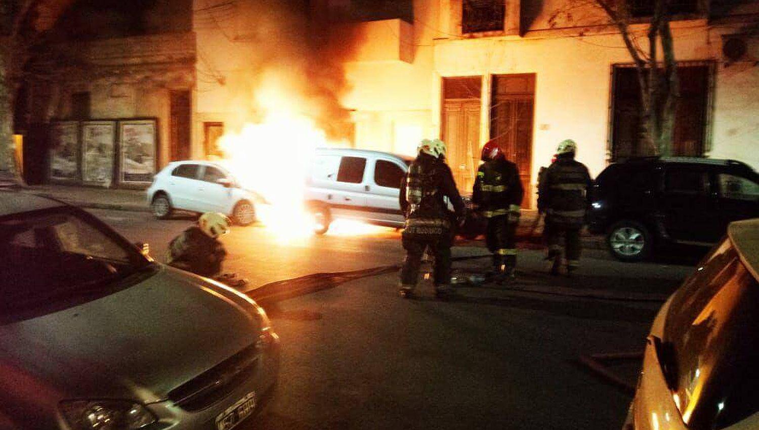 VIDEO  Prendieron fuego seis motos y siete autos en Villa Crespo