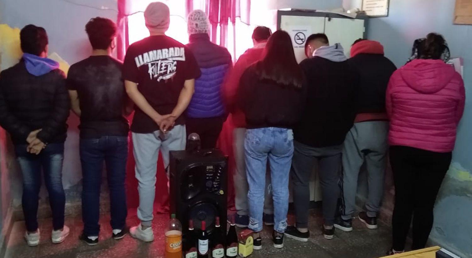 Ocho aprehendidos por circular en horarios no autorizados