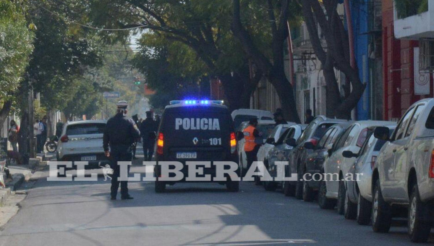La policiacutea activoacute el protocolo sanitario en pleno Centro de la Capital de Santiago del Estero
