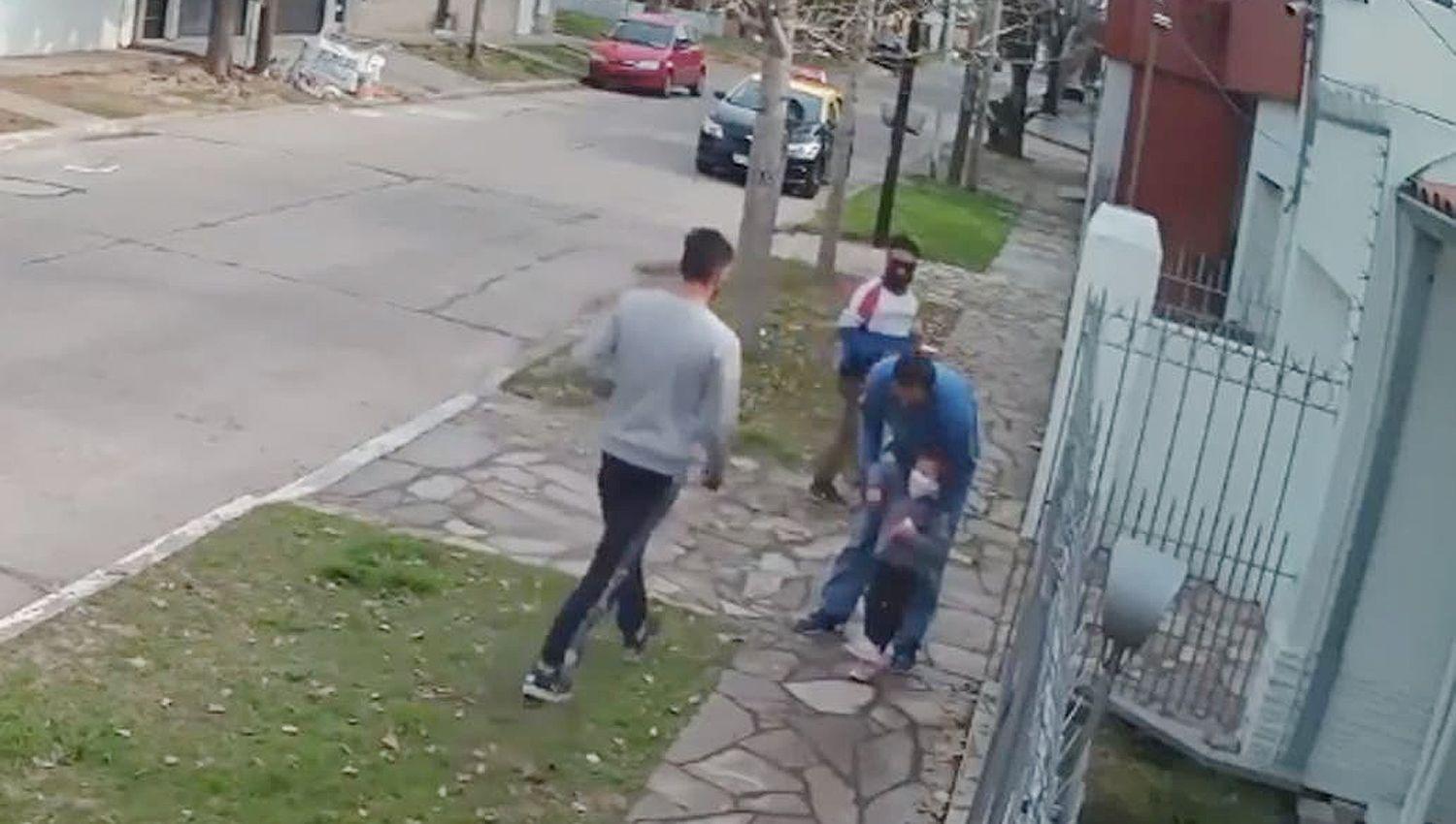 VIDEO  Violento robo a un padre que paseaba con su hijita en Quilmes